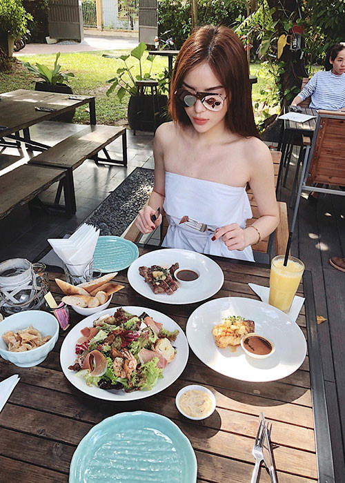 HH Kỳ Duyên mặc gợi cảm khi đi ăn cuối tuần.