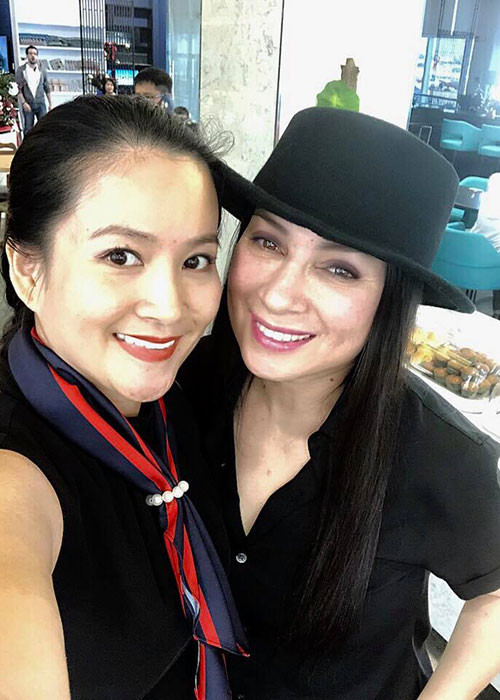 Bà xã của Bình Minh tình cờ gặp ca sĩ Phi Nhung tại sân bay.