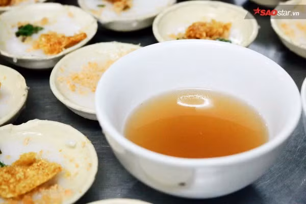 Có thâm niên bán lâu đời nhưng bánh bèo Thanh Nga được thực khách đánh giá là khá nhỏ và có phần thay đổi nhiều so với trước đây. Một vài khách quen nhận định rằng phần ăn đã thay đổi giá cả, đắt đỏ hơn một chút nhưng với họ vẫn là một điểm đến yêu thích. Một vài khách khác thì cho rằng bánh ở đây không nóng và hương vị cũng không có điểm gì quá nổi trội để khiến mọi người phải truyền tai nhau nhiều đến vậy, cùng các yếu tố không hài lòng trong cung cách phục vụ cũng như vệ sinh tại quán.