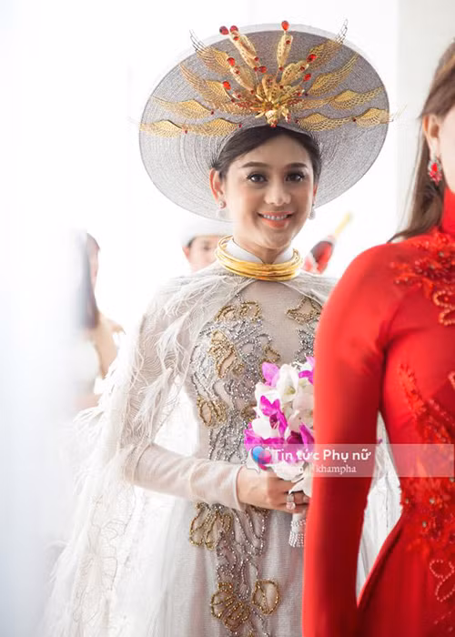 Nữ ca sĩ diện chiếc váy đuôi công bằng lông vũ và đội mấn. Ảnh: Khám phá