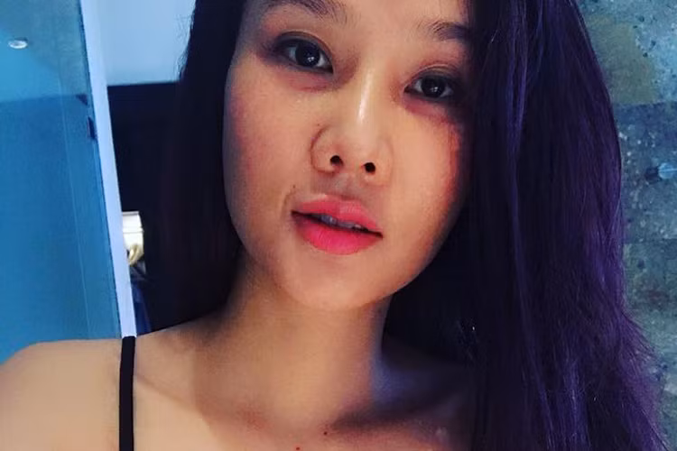 Dương Yến Ngọc tâm sự: “Sáng sớm ngủ dậy nhìn mình trong gương lạ quá. Thấy yêu em nhiều hơn hôm qua. Và từ ấy ánh mắt em hồn nhiên đến lạ. Cả thế giới bỗng chốc bé nhỏ lại bằng 1 chàng trai”.