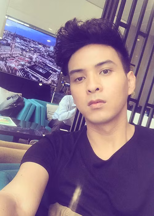 Sao Việt Hồ Quang Hiếu hài hước cầu cứu người hâm mộ khi anh quên mang theo giày biểu diễn ở Phan Rang.