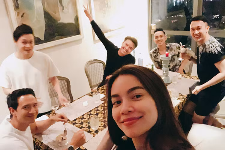 Cặp đôi sao Việt Kim Lý - Hồ Ngọc Hà tận hưởng ngày cuối năm bên bạn bè: Quang Vinh, Dương Triệu Vũ, La Quốc Hùng.