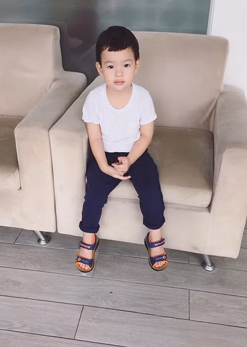 Nữ ca sĩ Thu Thủy chia sẻ con trai không khóc vì đau khi khám răng mà khóc vì mẹ nắm chặt tay.