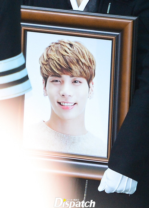 Chị gái của Jonghyun cầm di ảnh của em trai. Trước khi tự tử, Jonghyun đã gửi lời vĩnh biệt đến chị gái qua điện thoại.