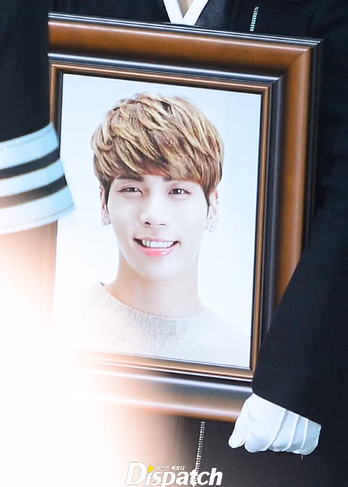 Chị gái của Jonghyun cầm di ảnh của em trai. Trước khi tự tử, Jonghyun đã gửi lời vĩnh biệt đến chị gái qua điện thoại.