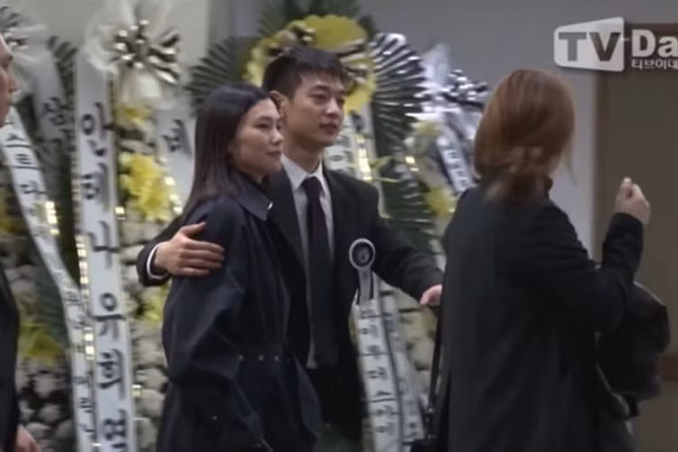 Minho - thành viên của Shinee cố nén nỗi buồn để đảm nhận nhiệm vụ tiếp đón trong lễ viếng của Jonghyun. Ảnh: Tvdaily