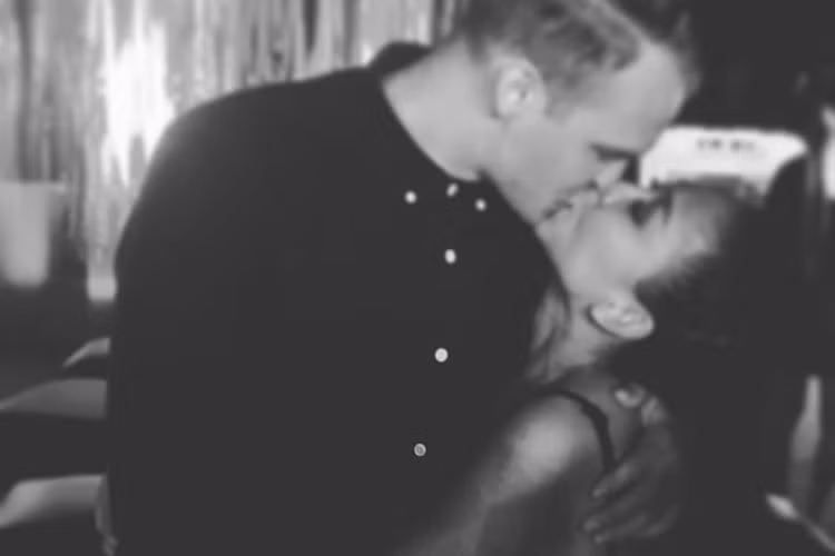 Hot Face sao Việt 24h: Ca sĩ Thảo Trang đăng tải khoảnh khắc khóa môi bạn trai ngoại quốc.