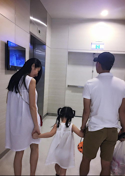 Theo lời Thủy Tiên, từ nhỏ, bé Bánh Gạo tự học và sinh hoạt cá nhân không cần ai giúp đỡ.