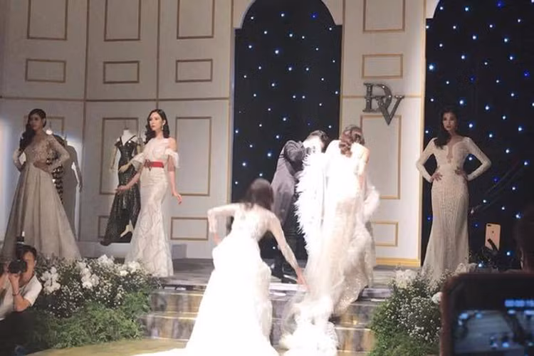 Khoảnh khắc Lan Khuê giúp đỡ Hoa hậu Kỳ Duyên bị vấp té trên sàn diễn gây chú ý.