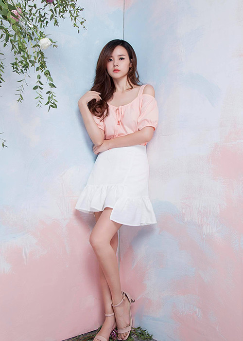 Hot girl Midu làm người mẫu ảnh sau thời gian chỉ tập trung cho công việc kinh doanh.