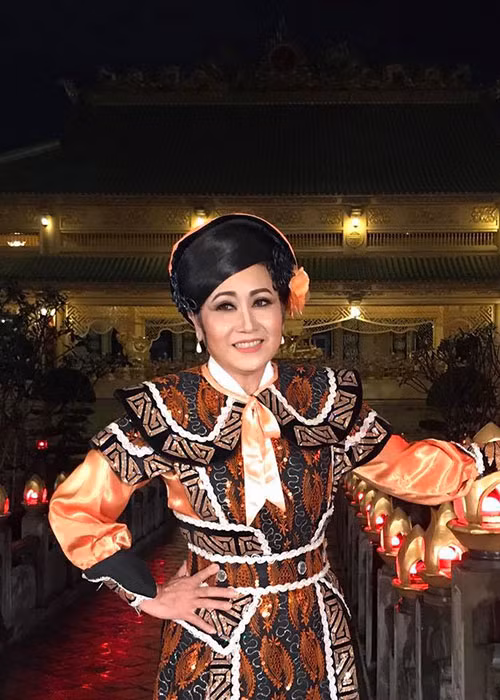 Thanh Hằng vốn thuộc thế hệ thứ tư của đại gia đình nghệ sĩ gạo cội Hai Núi - Tư Hélène.