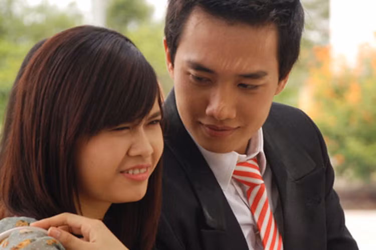 Tham gia bộ phim “Lốc xoáy tình đời” năm 2011, bà xã của nam ca sĩ Tim có dịp hợp tác với Quốc Trường. Ảnh: Bưu điện Việt Nam