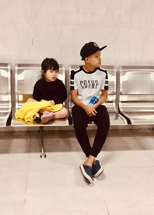 Hồ Văn Cường đưa em gái đi khám ở bệnh viện trong khi mẹ nuôi Phi Nhung vướng bận công việc.