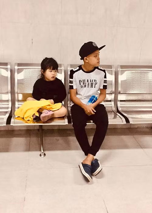 Hồ Văn Cường đưa em gái đi khám ở bệnh viện trong khi mẹ nuôi Phi Nhung vướng bận công việc.