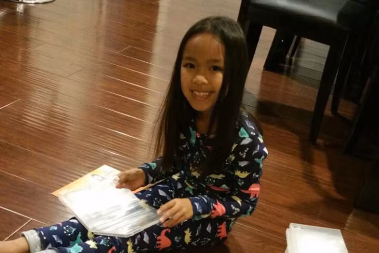 Con gái Việt Hương phụ giúp mẹ làm đĩa DVD là một trong những tin tức sao Việt trong ngày 1/12.