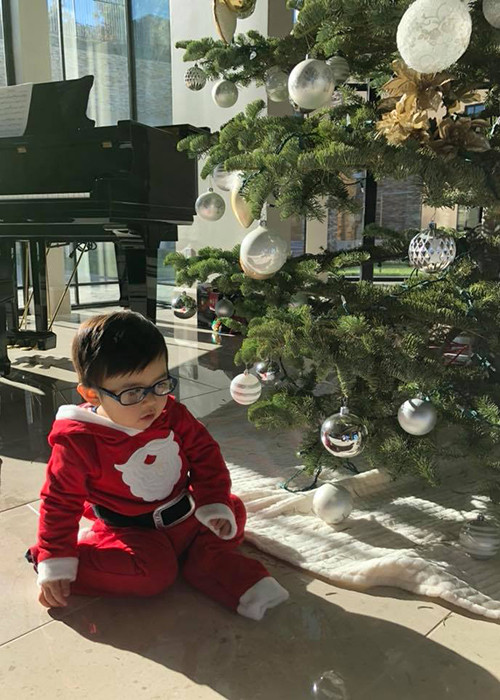 Bà xã của Đan Trường tất bật chuẩn bị Giáng sinh cùng cậu con trai Thiên Từ.