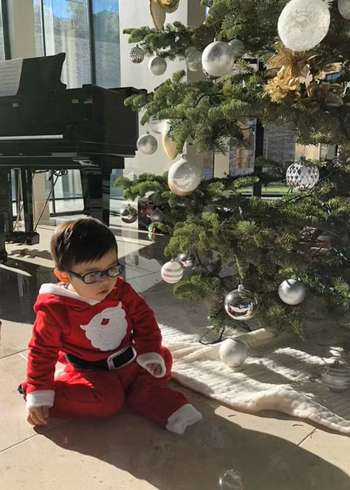 Bà xã của Đan Trường tất bật chuẩn bị Giáng sinh cùng cậu con trai Thiên Từ.