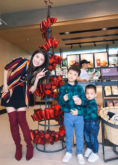Hai nhóc tì nhà ca sĩ Đăng Khôi đi đón Giáng sinh cùng mẹ.