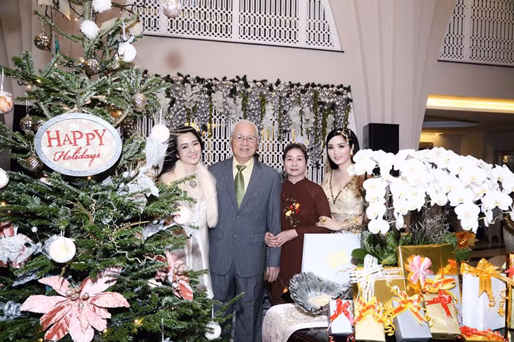 Giáng My tươi rói bên bố mẹ và cô con gái xinh đẹp Anh Sa tại tiệc mừng Giáng sinh.