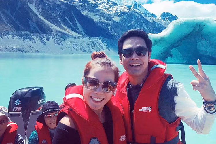 Đi du lịch ở New Zealand, vợ chồng Phan Anh có dịp đón Giáng sinh ở nước ngoài.