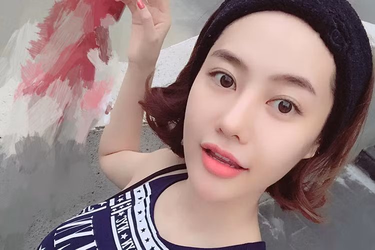 Linh Chi tự tin xuất hiện với gương mặt ít son phấn.