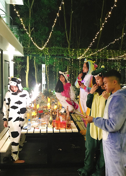 Trong một bữa tiệc đón tuổi 22, Huyền My không ngần ngại mặc trang phục thú bông cùng bạn bè.