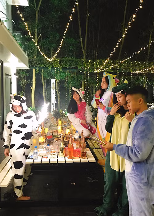 Trong một bữa tiệc đón tuổi 22, Huyền My không ngần ngại mặc trang phục thú bông cùng bạn bè.