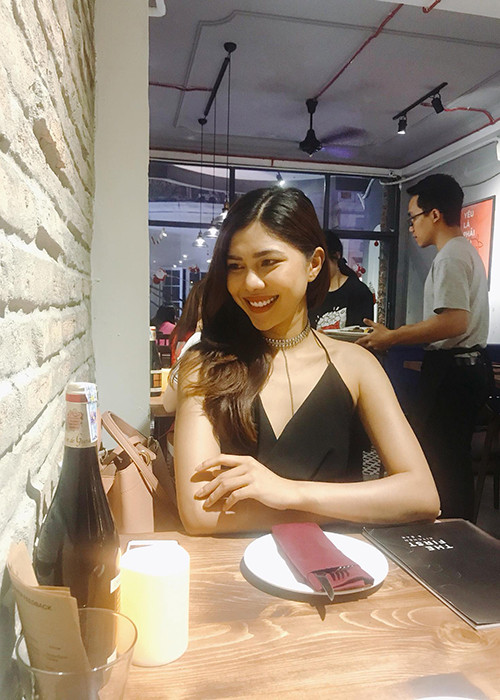 Ngoài đời, Kim Huệ theo đuổi phong cách thời trang gợi cảm.