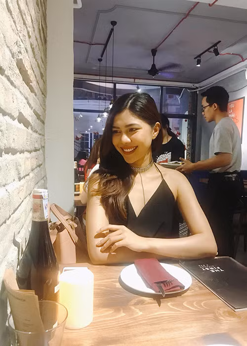 Ngoài đời, Kim Huệ theo đuổi phong cách thời trang gợi cảm.