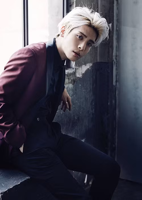 Năm 2015, Jonghyun bắt đầu theo đuổi sự nghiệp solo với ablum đầu tay “Base” từng đứng đầu các bảng xếp hạng âm nhạc tại Hàn Quốc.