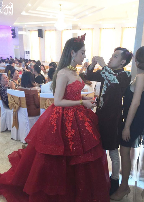 Sau khi hoàn thành các nghi thức cắt bánh, rót rượu…, Lâm Khánh Chi chọn mặc bộ váy cúp ngực tông đỏ. Ảnh: Thể thao văn hóa