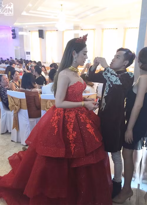 Sau khi hoàn thành các nghi thức cắt bánh, rót rượu…, Lâm Khánh Chi chọn mặc bộ váy cúp ngực tông đỏ. Ảnh: Thể thao văn hóa