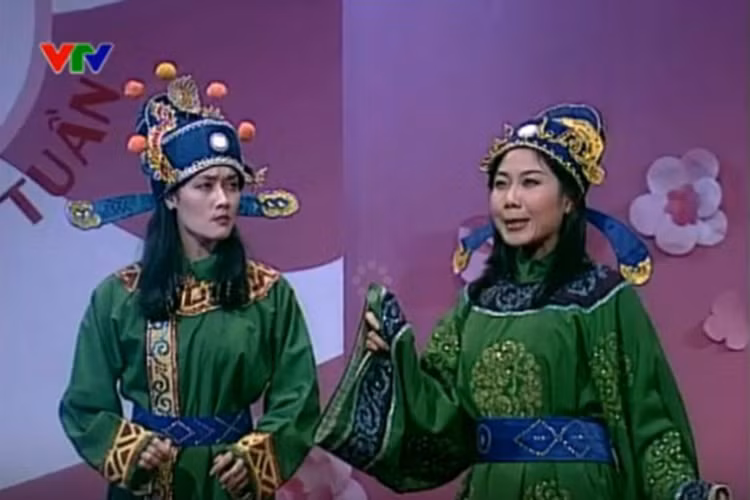 Năm 2003, Táo quân lần đầu lên sóng. Chương trình có sự tham gia của Vân Dung trong vai Táo Xã hội (trái). Ảnh: VTV