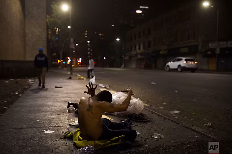 Khung cảnh quen thuộc ở Skid Row.