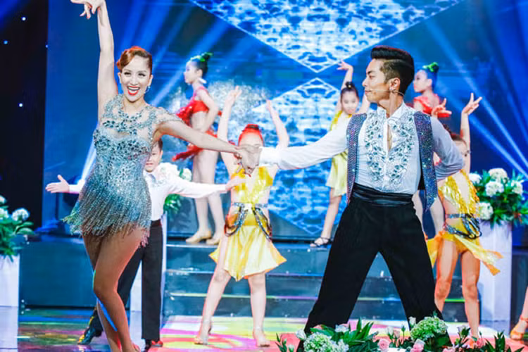 Không chỉ tham gia biểu diễn, Phan Hiển cũng tâm sự thêm, sau khi trải qua nhiều sóng gió từ khi yêu nhau cho đến lúc về chung một nhà, anh và Khánh Thi đang có quãng thời gian hạnh phúc, viên mãn trong đời sống hôn nhân.