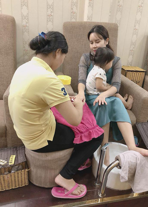 Lưu Hương Giang mang theo con gái út khi đi làm móng tay. Giống mọi lần, nữ ca sĩ giấu mặt hình ảnh con gái út.