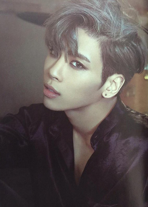 Jonghyun bị bệnh trầm cảm. Anh luôn tự trách bản thân còn yếu kém và không biết chia sẻ với ai. Trước Jonghyun, có không ít vụ sao Hàn tự tử gây rúng động.