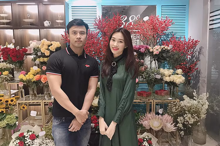 Hình ảnh Thu Thảo rạng rỡ bên một người bạn thân sau đám cưới cổ tích.