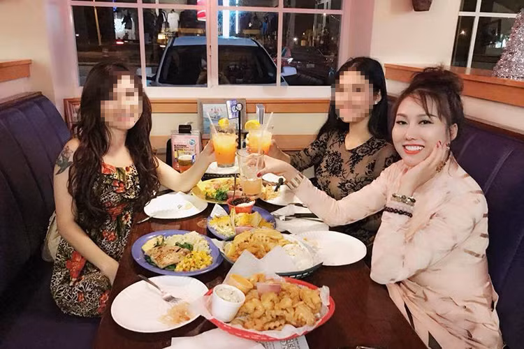Hot Face sao Việt 24h: Giữa lùm xùm thi chui hoa hậu, Phi Thanh Vân tươi rói bên bạn bè ở Mỹ.