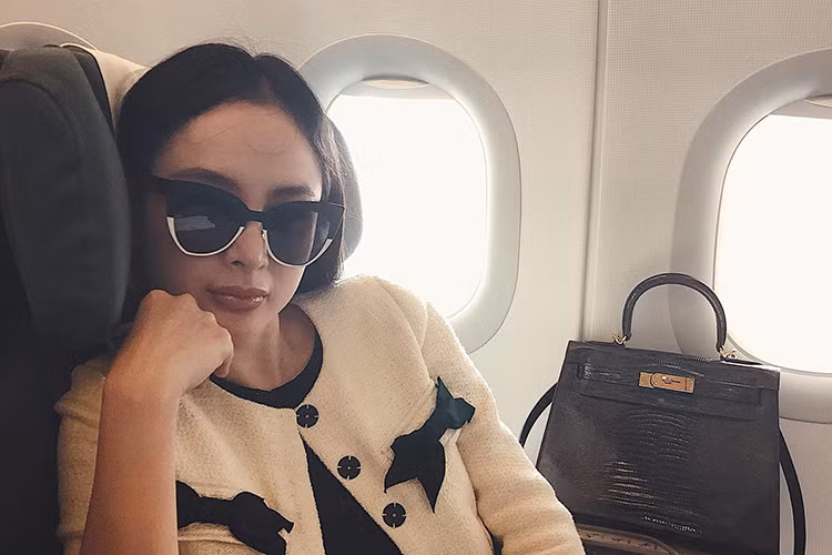 Sao Việt Angela Phương Trinh đáp chuyến bay tham gia lễ trao giải Asian Television Awards tại Singapore.