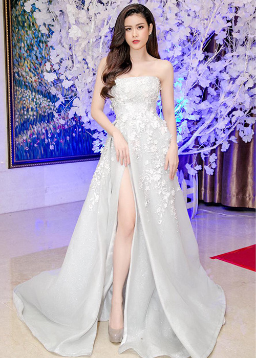 Bà xã của Tim khoe chân dài miên man trong bộ đầm lộng lẫy. Ngoài nhan sắc, Trương Quỳnh Anh được đánh giá khá cao về phong cách thời trang.