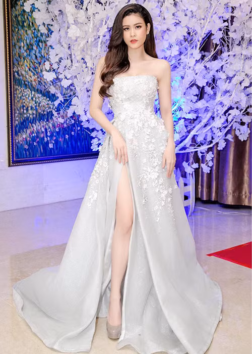 Bà xã của Tim khoe chân dài miên man trong bộ đầm lộng lẫy. Ngoài nhan sắc, Trương Quỳnh Anh được đánh giá khá cao về phong cách thời trang.