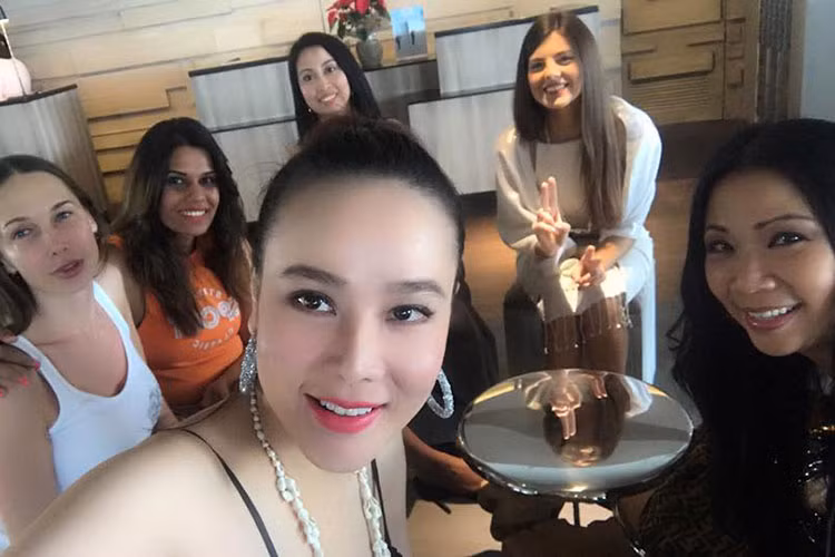 Bà mẹ hai con tươi rói bên dàn người đẹp tại cuộc thi Hoa hậu Quý bà Hòa bình Thế giới 2017.