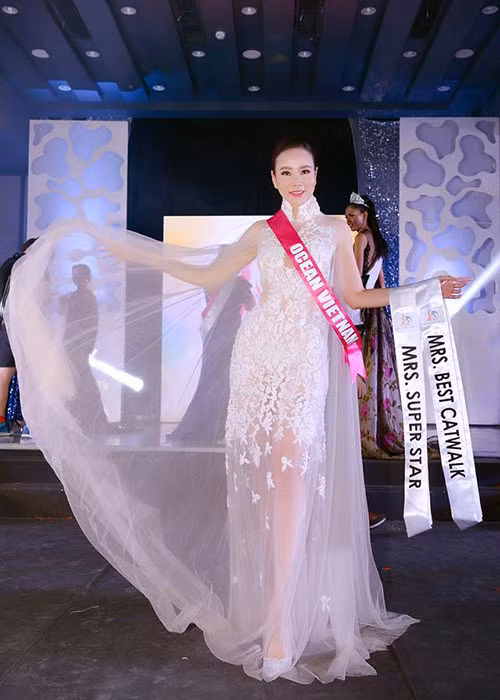 Tuy không đoạt giải trang phục dạ hội nhưng cô đã giành 2 giải phụ gồm Mrs Super Star và Mrs Best Catwalk.