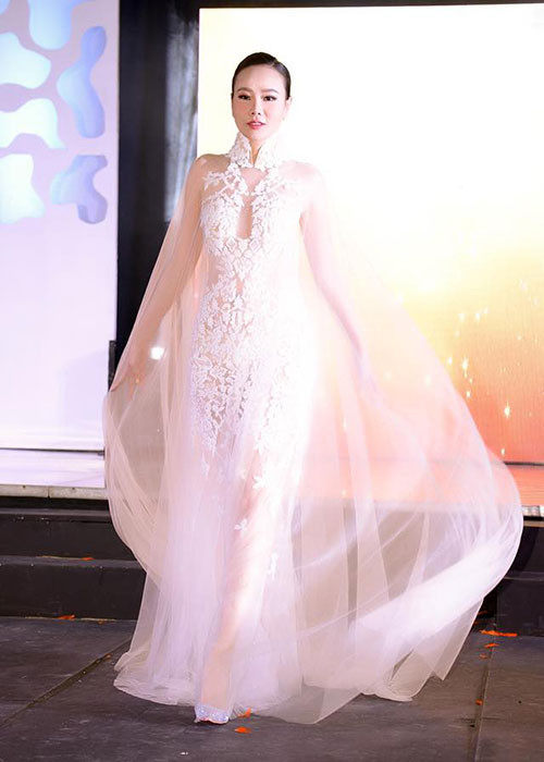 Tối ngày 7/12, Dương Yến Ngọc cùng các thí sinh khác trải qua bán kết Hoa hậu Quý bà Hòa bình Thế giới 2017.