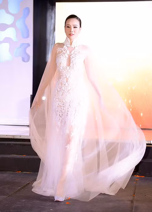 Tối ngày 7/12, Dương Yến Ngọc cùng các thí sinh khác trải qua bán kết Hoa hậu Quý bà Hòa bình Thế giới 2017.