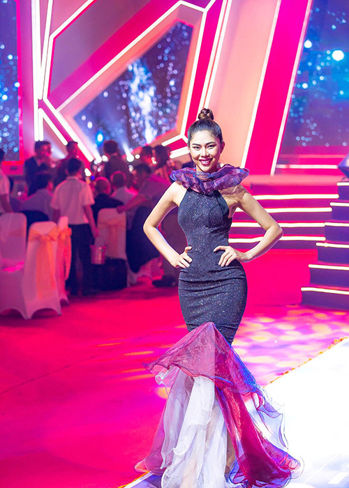 Hình ảnh Kim Huệ sải bước trên sàn catwalk trong một chương trình.