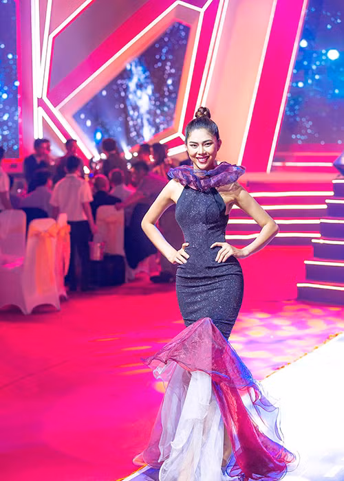 Hình ảnh Kim Huệ sải bước trên sàn catwalk trong một chương trình.