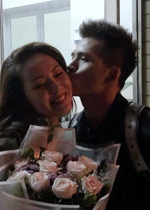 Quốc Thiên đăng tải khoảnh khắc hôn má Phương Linh.